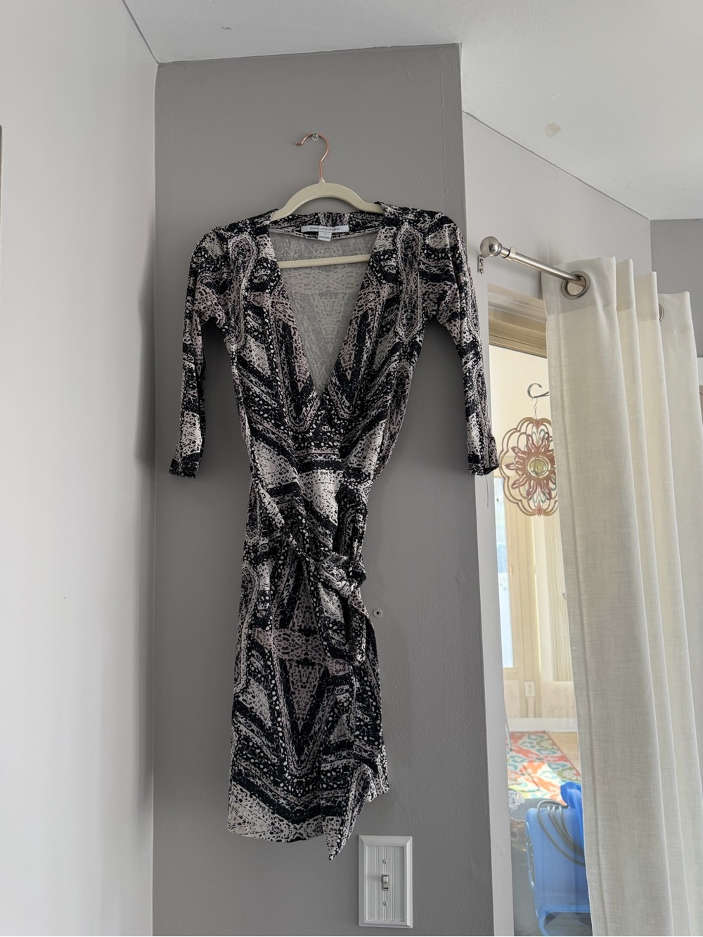 Diane Von Furstenberg Black and Gray Patterned Wrap Mini Dress 100% silk - Picture 2 of 7